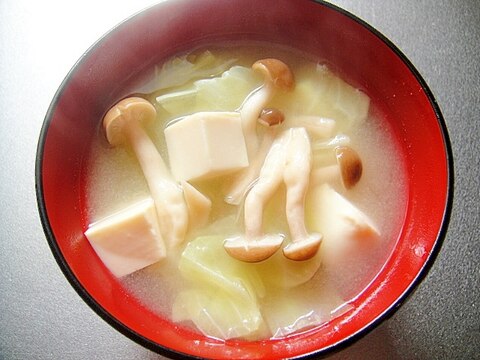 豆腐とキャベツしめじの味噌汁